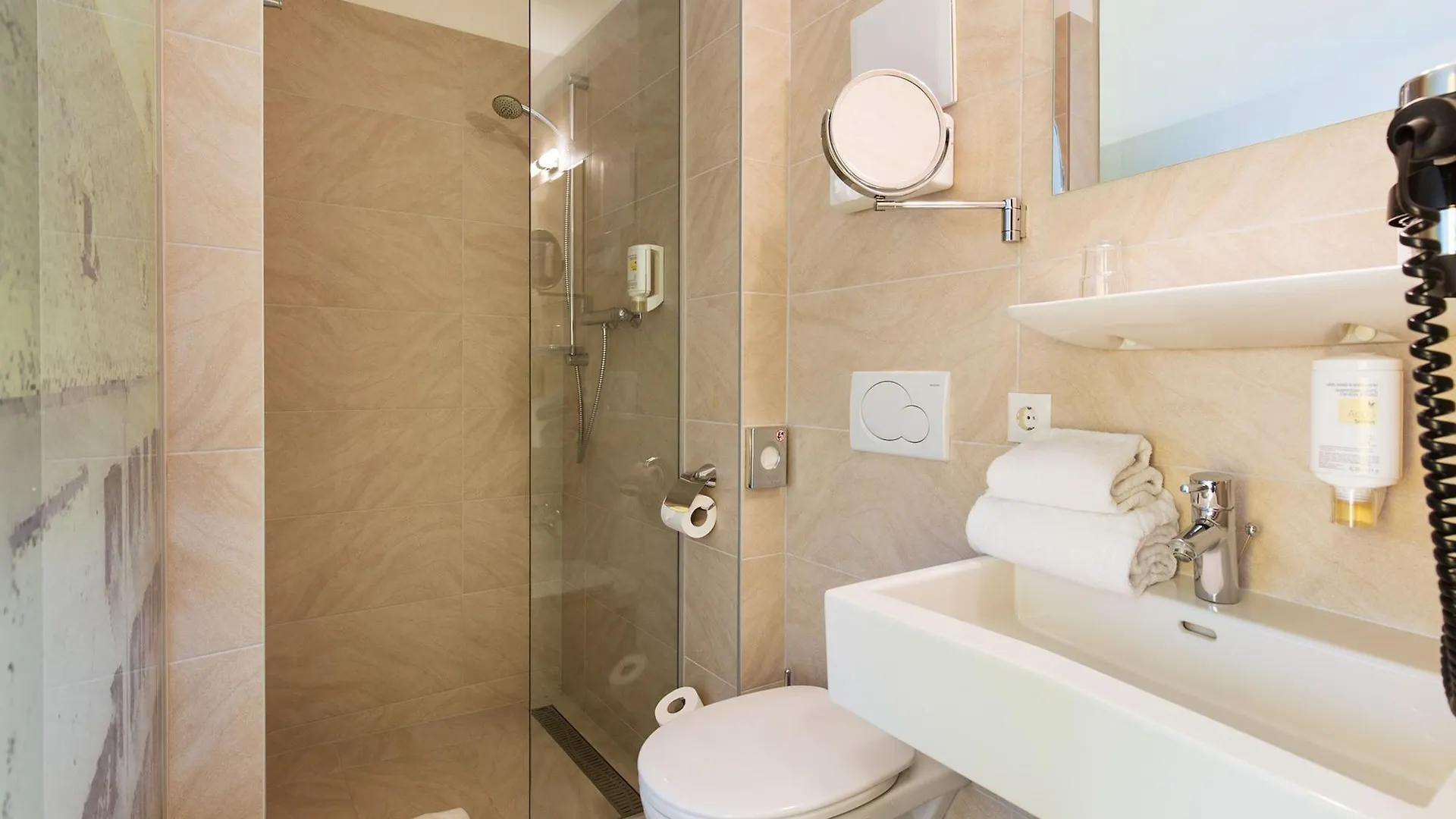Basic Hotel Innsbruck 3*,