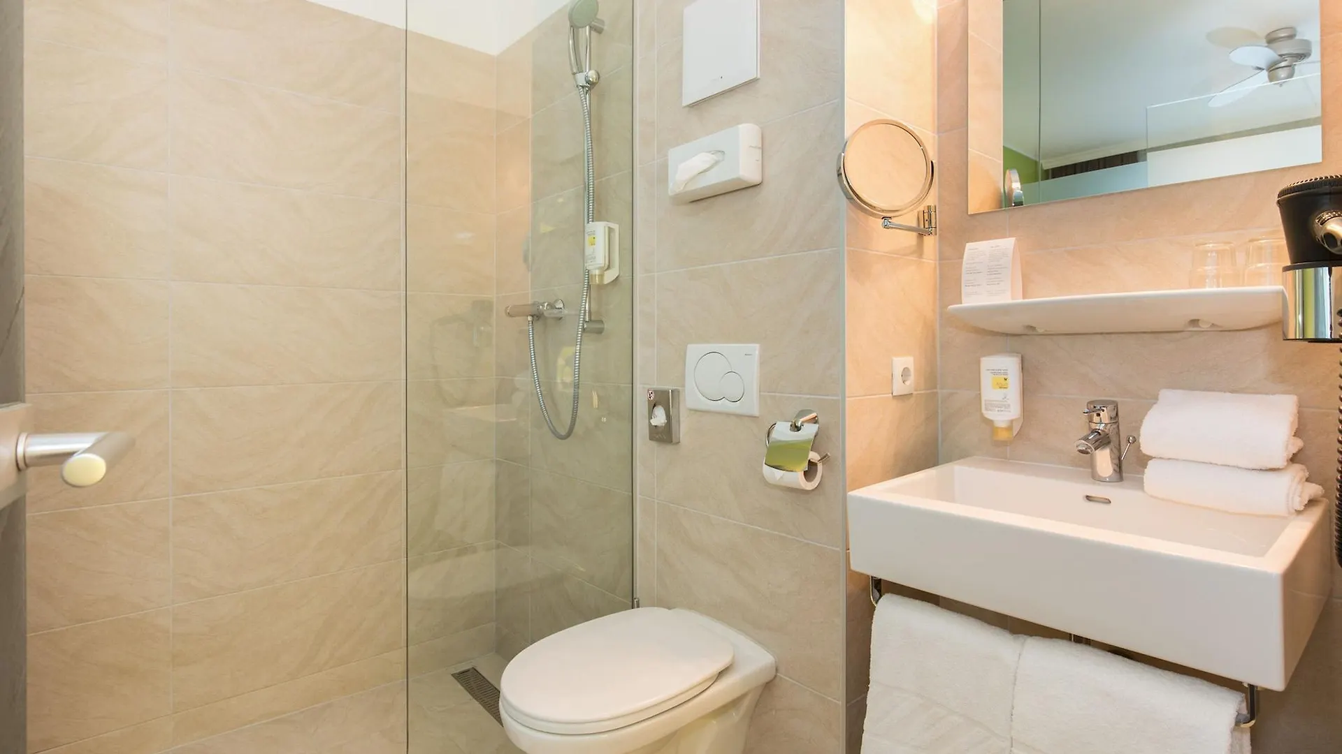 Basic Hotel Innsbruck 3*,